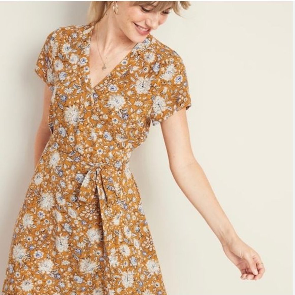 Beautiful mustard floral Midi wrap dress! 🌻